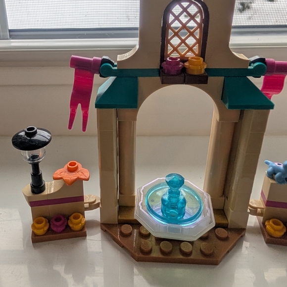 LEGO 43198 Disney Anna's Castle Courtyard Building Toy (Missing Anna) - Picture 7 of 10